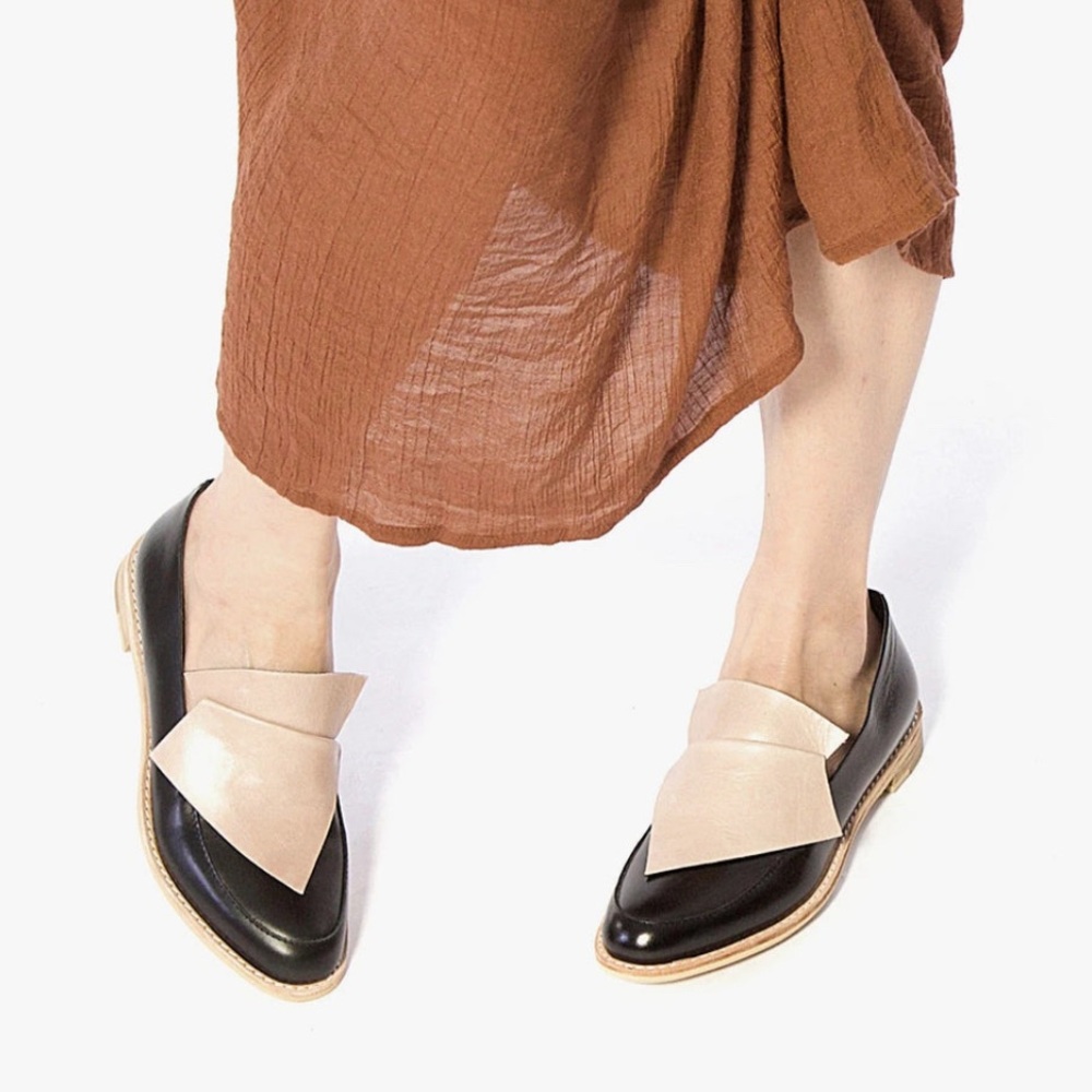 NWB All Black Flatbow Cowman Loafer in Beige/Black Size EU37/US6.5